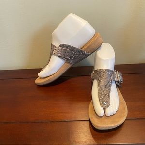 Giani Bernini Memory Foam Sandals Size 7.5M Snake Print